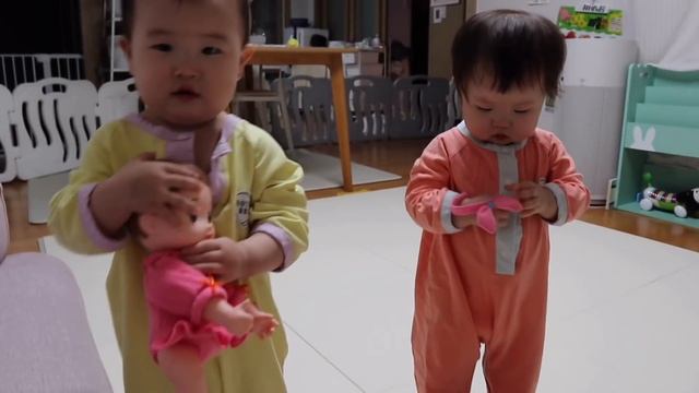 딸쌍둥이(15개월)/보들매트사용후기/둘이손잡고/마미에서구입한달콩이/크리스마스선물/드디어머리자르다.../둥이들목욕/다비버스손잡이춤ㅋㅋ