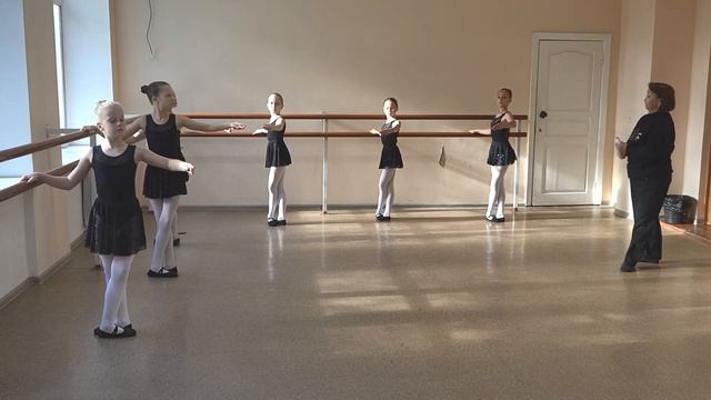 Винокурова И.М. Открытый урок. Выразительное исполнение экзерсиса у станка и на середине смотреть онлайн