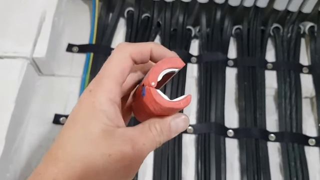 ✅ Чем снять изоляцию с кабеля и отрезать гофру? Ссылки на инструмент в описании #knipex #jokari #ekf