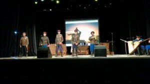 За лесом солнце воссияло, там чёрный ворон прокричал