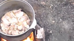 Плов на костре из свиных рёбер это просто быстро и вкусно.