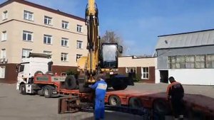 Погрузка экскаватора на трал