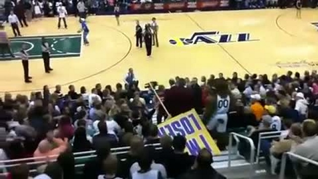 Талисман команды подрался с болельщиком / www.kengarags.ru смотреть онлайн