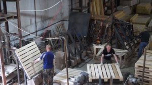 Сборка деревянных поддонов пневмопистолетами на стендах - Регионхозторг