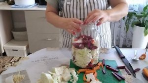 Квашеная капуста на зиму Со  свеклой  морковью и немного острого перчика