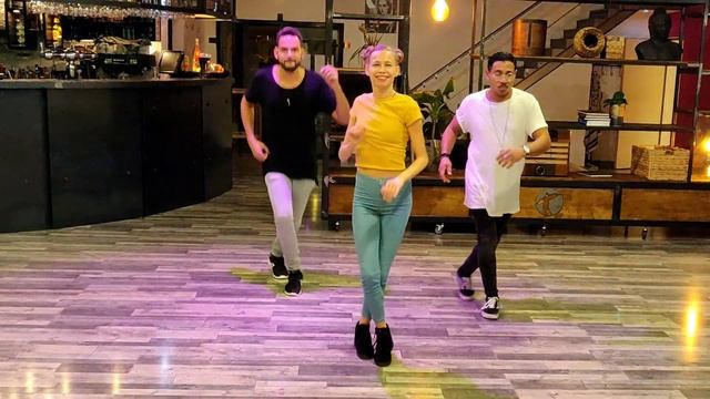 Bachata?? Footwork by Cristian Katerina en collaboration con Choco смотреть онлайн