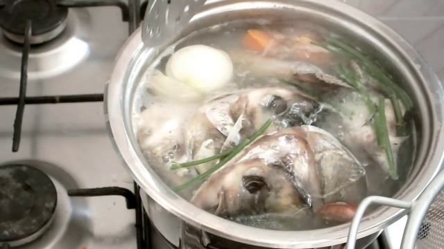 Как приготовить ароматную  УХУ из речной рыбы дома с запахом костра