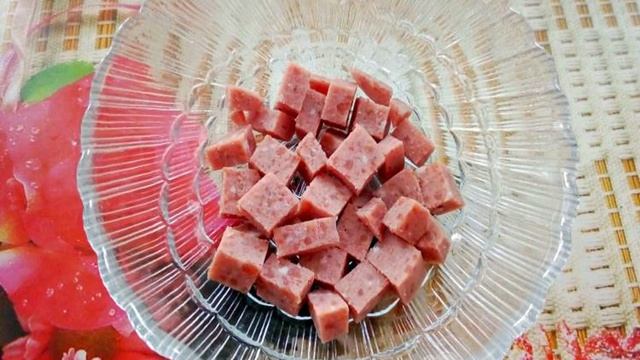 Слоеный салат Викинг из колбасы, помидоров и сыра