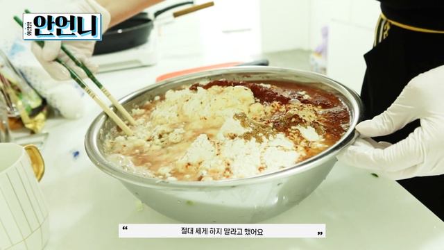 [SUB]회사 직원을 위해 음식을 하는 대표님이 있다? 찐 '가족'같은 회사 CEO 안언니의 김치전 VLOG смотреть онлайн