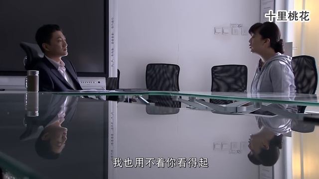 妻子霸氣闖入會議室，當眾和出軌丈夫要兒子撫養權，嚇的丈夫愣住