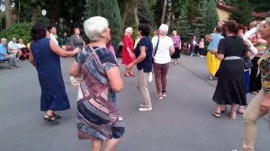 В ЛЮБВИ ВСЕ ВОЗРАСТЫ РАВНЫ! ТАНЦЫ В ПАРКЕ ГОРЬКОГО ХАРЬКОВ.mp4