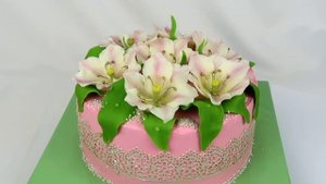 Торт с цветами из шоколада. Торт с лилиями.