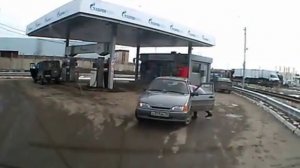 Женщина на заправке