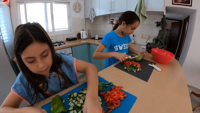 ? Готовим покушать. Пюре и салат ?