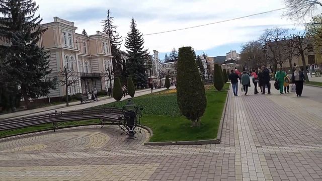 Кисловодск. Курортный бульвар. 14.04.2023г. смотреть онлайн