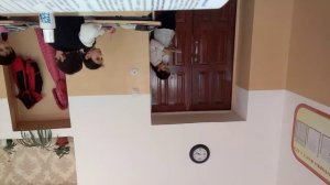 Впервые в жизни девочка стоит в углу)))