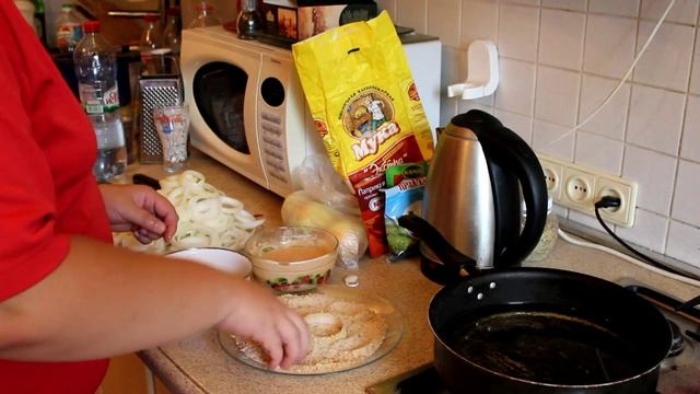 Луковые кольца и кольца кальмара в кляре.