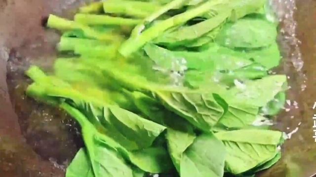为什么广东人做的蒜蓉菜心，又脆又绿又好吃，原来技巧全在这