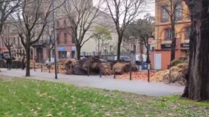 УЖАС!!!!Фермеры во Франции заливают и забрасывают навозом улицы, администрацию и полицию!!!