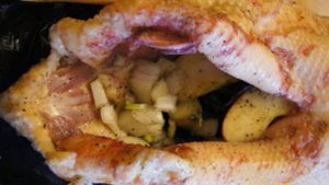 Гусь фаршированный яблоками и черносливом