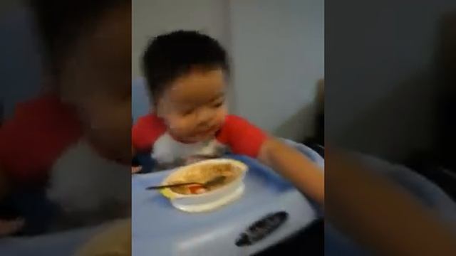 Little Boy eating nicely смотреть онлайн