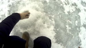 ОНА ЛОВИТ ДАЖЕ В ГЛУХОЗИМЬЕ / Рыбалка на безмотылку в феврале