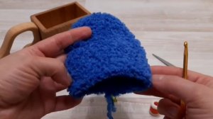 Варежки из пушистой пряжи крючком.?