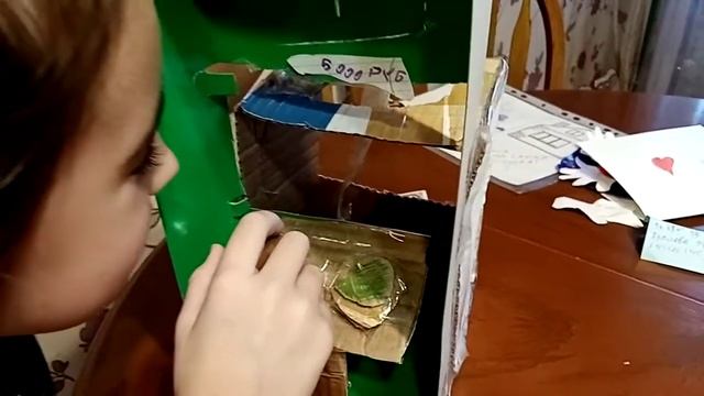 Автомат с игрушками своими руками ? #играемдома