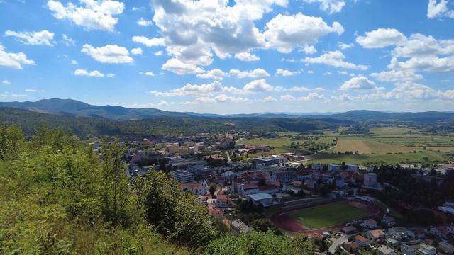 Постойнска яма -4К прогулка рядом с пещерой. смотреть онлайн