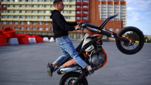 НА ЗАДНЕМ КОЛЕСЕ НА МОТОЦИКЛЕ НА УЛИЦАХ ВОЛГОГРАДА