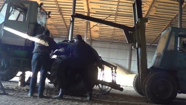 Раскатил Т-150К на две полурамы для ремонта соединения.