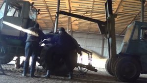 Раскатил Т-150К на две полурамы для ремонта соединения.