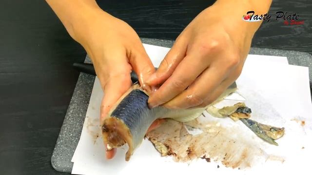 КАК РАЗДЕЛАТЬ СЕЛЕДКУ БЫСТРО И БЕЗ КОСТЕЙ! КАК БЫСТРО ПОЧИСТИТЬ СЕЛЕДКУ! смотреть онлайн