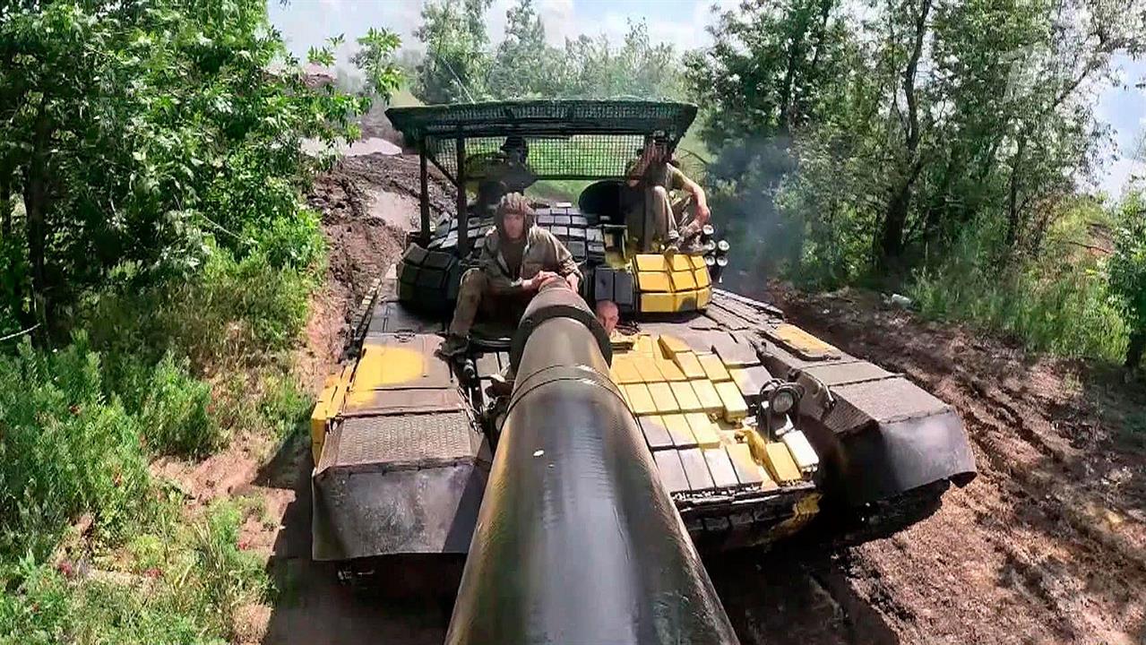 Мастера танкового боя надежно прикрывают работу российских подразделений в ЛНР
