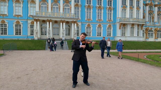 Скрипач виртуозно играет в Царском селе (Дэвид Гарретт "Палладио" - David Garrett "Palladio" cover) смотреть онлайн