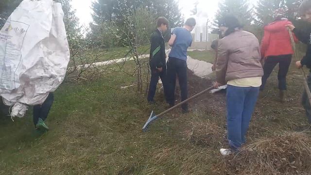 КАРМАЛИНСКИЕ ШКОЛЬНИКИ НАВОДЯТ ПОРЯДОК НА ТЕРРИТОРИИ ПАМЯТНИКА - СКОРБЯЩАЯ МАТЬ ! смотреть онлайн