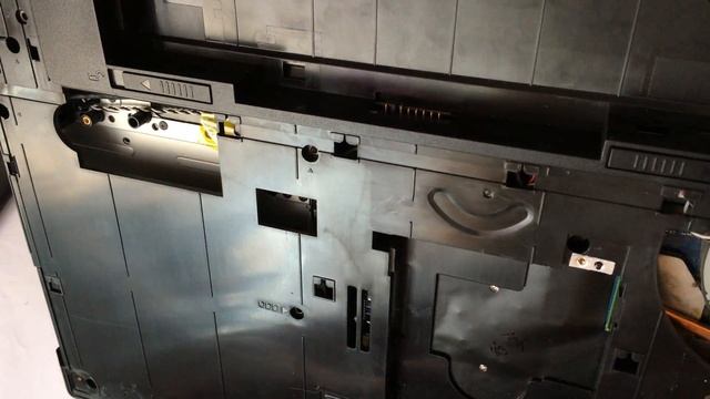 SAMSUNG NP305V5A-T0BRU. Разбор и чистка. смотреть онлайн