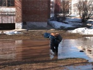 До дома –вплавь, а там – только дезодорант спасет от ужасного аромата