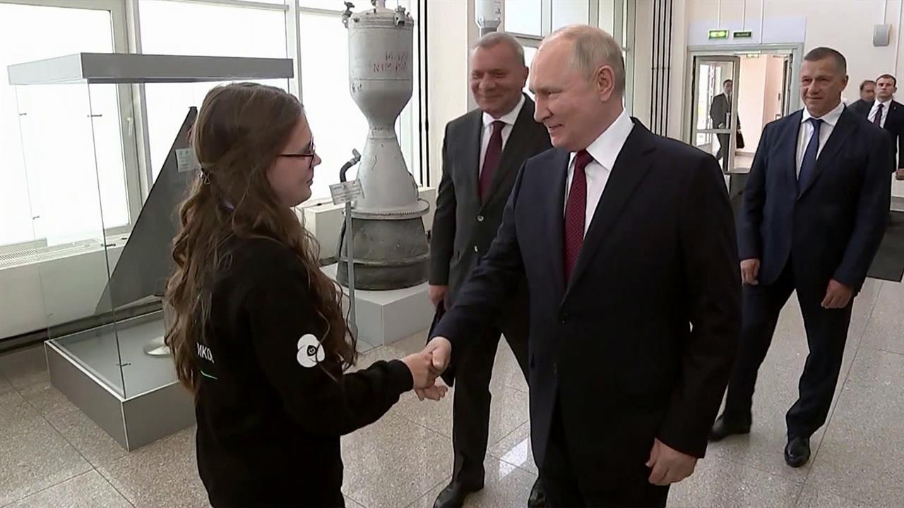 Владимир Путин встретился на космодроме с ученицей лицея из Ростова-на-Дону Марией Андреевой