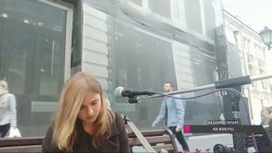 Стрим уличнй музыкант,поет на улице