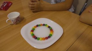 Как сделать радугу из Скитлса (Skittles) Опыт с конфетами