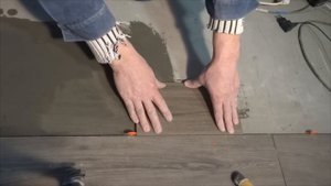 Как выровнять горбатую плитку, с чего начать?
