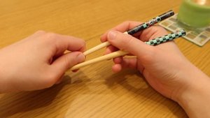 Как Правильно Есть Палочками?// как научится есть палочками для суши