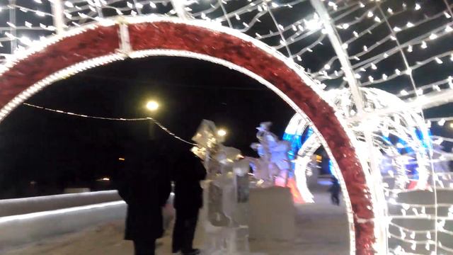 ледяные скульптуры новогодней елка ледовый городок на площади горсовет. проспект октября 24 12 2023