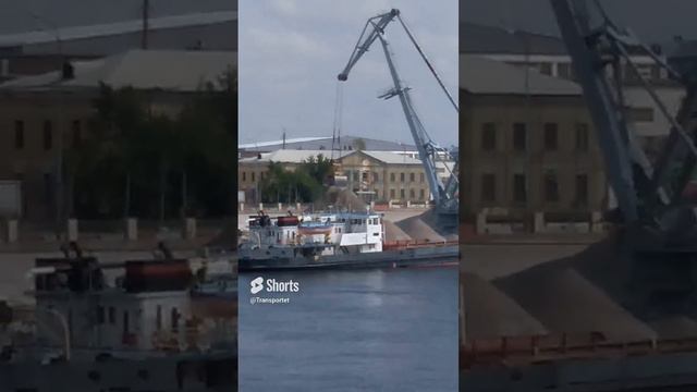 Плавучий кран разгружает судно с песком #Shorts #судно