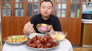 Ah Qiang makes traditional braised pork, When you bite it, your mouth will be full of oil