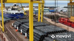 Погрузка труб на судна