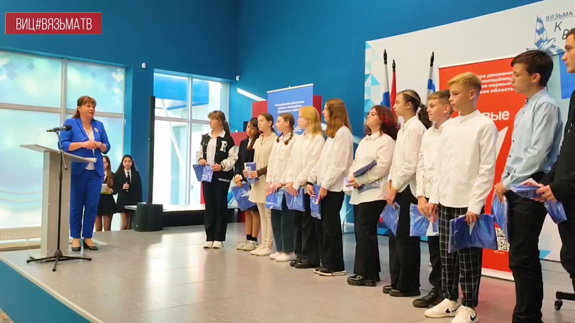 Стали взрослее - церемония вручения паспортов юным вязьмичам прошла в КВЦ Вязьмы