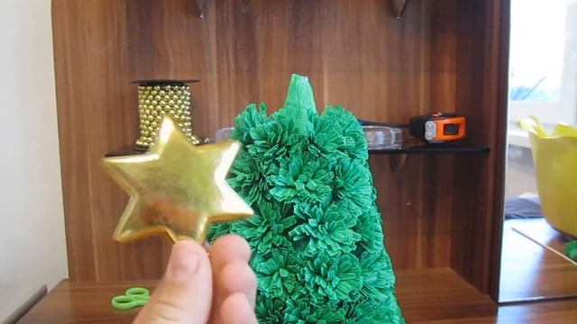 Что подарить на Новый год и Рождество? Елка из гофрированной бумаги и конфет. смотреть онлайн