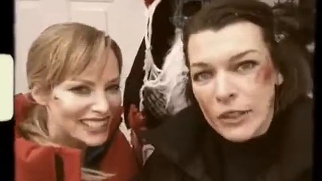 Милла Йовович поздравляет с Рождеством!